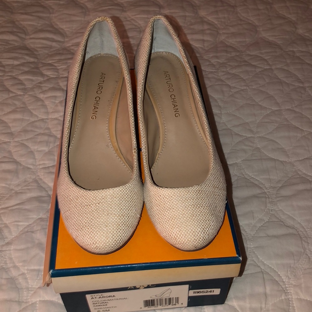 2/$10🦶Arturo Chiang beige canvas wedges 6.5
